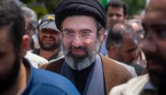 Син Хаменеї став новим верховним лідером Ірану на фоні військових дій Тиждень-війни-в-Ірані-Син-Хаменеї-став-верховним-лідером-Ірану,-Тегеран-в-диму-після-ударів.