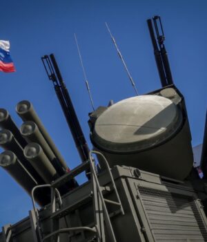 pantsir_s1_gettyimages_1047461826_64ae2a52603f93ab5b00adcc4fb27d4c_1300x820.jpg Мінус “Панцирі”, десантний катер і не тільки: ВМС показали відео удару по Криму