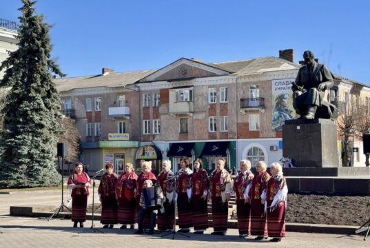 У Нововолинську вшанували Тараса Шевченка з нагоди 212-ї річниці його народження Тарасове-слово-звучить-крізь-століття:-до-дня-народження-Кобзаря-у-Нововолинську-провели-тематичний-захід