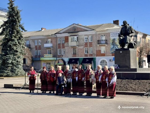 У Нововолинську вшанували Тараса Шевченка з нагоди 212-ї річниці його народження Тарасове-слово-звучить-крізь-століття:-до-дня-народження-Кобзаря-у-Нововолинську-провели-тематичний-захід