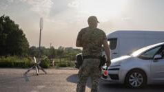 На Волині цивільні автомобілі переслідували військовий автобус: деталі інциденту На-Волині-сім-авто-наздогнали-автобус-військових-ТЦК,-скинули-на-узбіччя-та-розбили-вікна-Деталі.