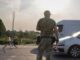 На Волині цивільні автомобілі переслідували військовий автобус: деталі інциденту На-Волині-сім-авто-наздогнали-автобус-військових-ТЦК,-скинули-на-узбіччя-та-розбили-вікна-Деталі.