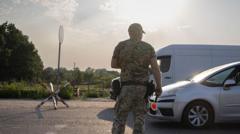 На Волині цивільні автомобілі переслідували військовий автобус: деталі інциденту На-Волині-сім-авто-наздогнали-автобус-військових-ТЦК,-скинули-на-узбіччя-та-розбили-вікна-Деталі.