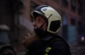 Атака дронів на Харків: постраждали п’ятеро людей, серед них дитина Удар в день жалоби: у Харкові дрон РФ атакував багатоповерхівки, серед поранених – дитина