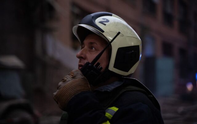 Атака дронів на Харків: постраждали п’ятеро людей, серед них дитина Удар в день жалоби: у Харкові дрон РФ атакував багатоповерхівки, серед поранених – дитина