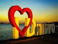 Ворожий удар по Дніпру: чотири поранених та пошкодження будівель Атака-на-Дніпро:-четверо-поранених,-пошкоджено-банк-та-багатоповерхівку