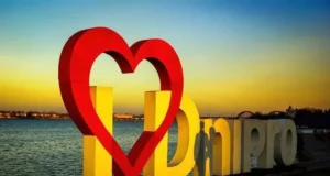 Ворожий удар по Дніпру: чотири поранених та пошкодження будівель Атака-на-Дніпро:-четверо-поранених,-пошкоджено-банк-та-багатоповерхівку