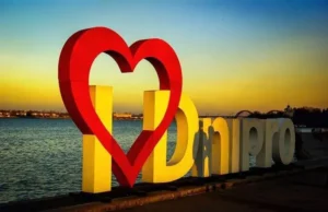 Ворожий удар по Дніпру: чотири поранених та пошкодження будівель Атака-на-Дніпро:-четверо-поранених,-пошкоджено-банк-та-багатоповерхівку