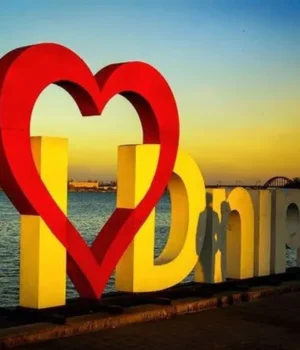 Атака-на-Дніпро:-четверо-поранених,-пошкоджено-банк-та-багатоповерхівку