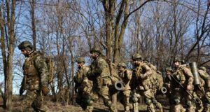 Ситуація в Хулояполі: український командир про стратегічні плани Росії Przewaga Rosjan w mieście ma być “częścią ogólnego planu”. Ukraiński dowódca: Wkrótce wszyscy zrozumieją