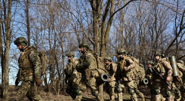 Ситуація в Хулояполі: український командир про стратегічні плани Росії Przewaga Rosjan w mieście ma być “częścią ogólnego planu”. Ukraiński dowódca: Wkrótce wszyscy zrozumieją