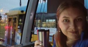 Віталія Шукаль: українка, яка стала водійкою трамвая в Словаччині «Шоколадку-приносять».-Українка-водить-трамвай-у-Словаччині,-а-пасажири-їй-дякують