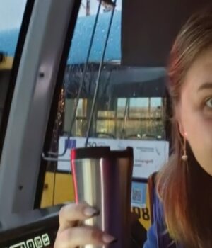 «Шоколадку-приносять».-Українка-водить-трамвай-у-Словаччині,-а-пасажири-їй-дякують