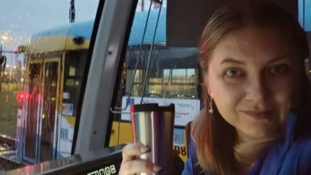 Віталія Шукаль: українка, яка стала водійкою трамвая в Словаччині «Шоколадку-приносять».-Українка-водить-трамвай-у-Словаччині,-а-пасажири-їй-дякують