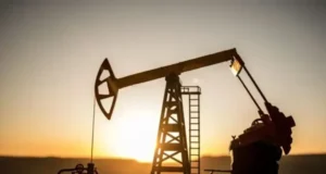 Ціни на нафту перевищили 100 доларів, що підтримує бюджет Росії Війна-проти-Ірану-рятує-економіку-рф-через-ріст-цін-на-нафту-–-politico