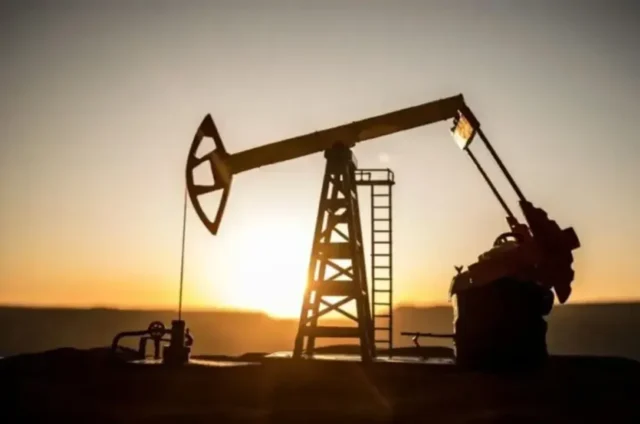 Ціни на нафту перевищили 100 доларів, що підтримує бюджет Росії Війна-проти-Ірану-рятує-економіку-рф-через-ріст-цін-на-нафту-–-politico