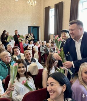 Квіти,-музика-та-вітання:-у-Нововолинську-відбувся-творчий-захід-«Незламні»