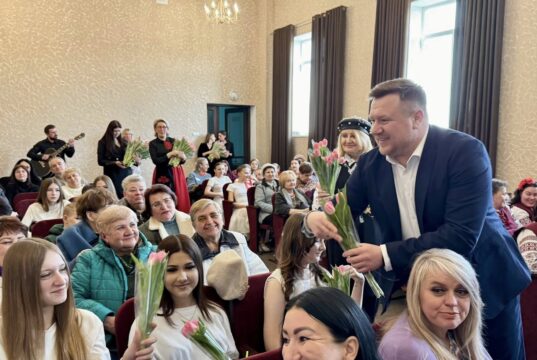 Творчий захід «Незламні» до Міжнародного жіночого дня в Нововолинську Квіти,-музика-та-вітання:-у-Нововолинську-відбувся-творчий-захід-«Незламні»