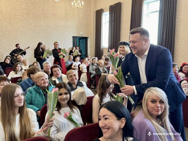 Творчий захід «Незламні» до Міжнародного жіночого дня в Нововолинську Квіти,-музика-та-вітання:-у-Нововолинську-відбувся-творчий-захід-«Незламні»