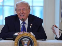 Трамп почав робити друзям та радникам дивний подарунок: “Це є у всіх хлопців” Трамп-почав-робити-друзям-та-радникам-дивний-подарунок:-“Це-є-у-всіх-хлопців”