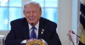 Трамп почав робити друзям та радникам дивний подарунок: “Це є у всіх хлопців” Трамп-почав-робити-друзям-та-радникам-дивний-подарунок:-“Це-є-у-всіх-хлопців”