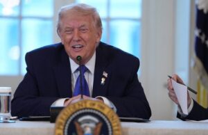 Трамп почав робити друзям та радникам дивний подарунок: “Це є у всіх хлопців” Трамп-почав-робити-друзям-та-радникам-дивний-подарунок:-“Це-є-у-всіх-хлопців”