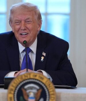 Трамп-почав-робити-друзям-та-радникам-дивний-подарунок:-“Це-є-у-всіх-хлопців”