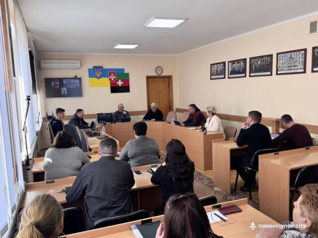 Засідання депутатської комісії у Нововолинську: зміни до бюджету на 2026 рік Підготовка-до-позачергової-сесії:-депутати-Нововолинської-міської-ради-працюють-у-постійних-комісіях