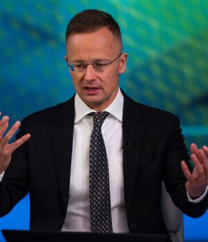 Сіярто накинувся на Зеленського зі звинуваченнями “у брехні”, але зганьбився сам