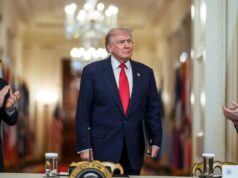 Чиновники Трампа змушені носити дешеве взуття, яке він їм дарує. Пара Рубіо виявилася ще й... Чиновники-Трампа-змушені-носити-дешеве-взуття,-яке-він-їм-дарує-Пара-Рубіо-виявилася-ще-й.