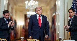 Чиновники Трампа змушені носити дешеве взуття, яке він їм дарує. Пара Рубіо виявилася ще й... Чиновники-Трампа-змушені-носити-дешеве-взуття,-яке-він-їм-дарує-Пара-Рубіо-виявилася-ще-й.