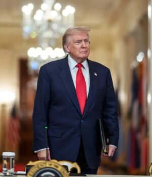 Чиновники-Трампа-змушені-носити-дешеве-взуття,-яке-він-їм-дарує-Пара-Рубіо-виявилася-ще-й.