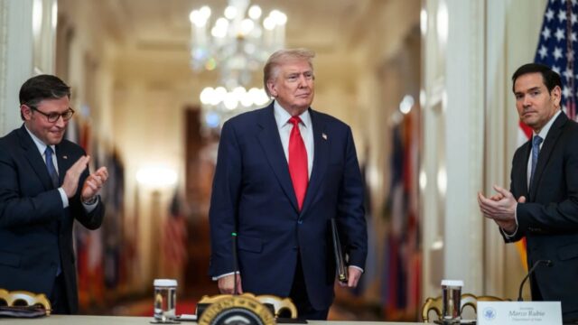 Чиновники Трампа змушені носити дешеве взуття, яке він їм дарує. Пара Рубіо виявилася ще й... Чиновники-Трампа-змушені-носити-дешеве-взуття,-яке-він-їм-дарує-Пара-Рубіо-виявилася-ще-й.