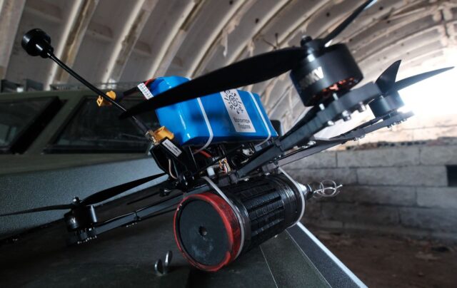 BlueBird Tech презентує нову систему захисту від дронів Chipa Українські інженери створили “мережеву гармату” проти FPV-дронів: як працює система Chipa