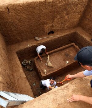 В-Іспанії-археологи-знайшли-5000-літню-гробницю,-до-країв-наповнену-скарбами