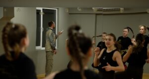 Ветеран «Азову» Олександр Жавненко відкрив танцювальну студію після втрати обох ніг на війні «Забуваю,-що-на-протезах».-Історія-бійця-«Азову»,-який-вибрався-з-палаючого-бліндажа,-щоб-знову-танцювати