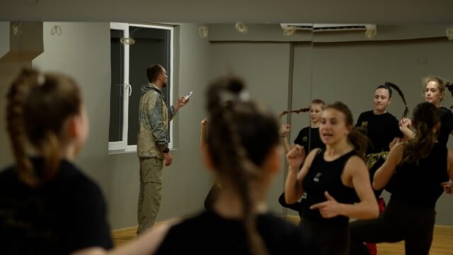 Ветеран «Азову» Олександр Жавненко відкрив танцювальну студію після втрати обох ніг на війні «Забуваю,-що-на-протезах».-Історія-бійця-«Азову»,-який-вибрався-з-палаючого-бліндажа,-щоб-знову-танцювати