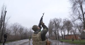 Російські війська активізуються біля Костянтинівки: нові штурми та дронові атаки Армія-РФ-атакує-Костянтинівку-«тьмою»-дронів:-намагається-відрізати-ЗСУ?