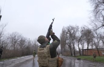 Російські війська активізуються біля Костянтинівки: нові штурми та дронові атаки Армія-РФ-атакує-Костянтинівку-«тьмою»-дронів:-намагається-відрізати-ЗСУ?