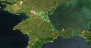 Вибухи в Криму: ППО знищує дрони, інтернет зник у Севастополі У-Криму-та-Севастополі-пролунали-вибухи,-працює-ППО-і-зник-інтернет-–-монітори