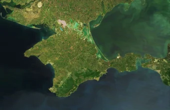 Вибухи в Криму: ППО знищує дрони, інтернет зник у Севастополі У-Криму-та-Севастополі-пролунали-вибухи,-працює-ППО-і-зник-інтернет-–-монітори