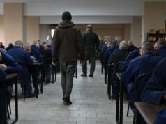 УКРАЇНСЬКІ ДРОНИ З ГЛОУКИМИ ЗВУКАМИ ЗАХИЩАЮТЬ МОРАЛЬ РОСІЙСЬКИХ ВІЙСЬКОВИХ Nowa taktyka Ukraińców na froncie, Rosjanie poddają się maszynom. “Ponad 100 okupantów złożyło broń”