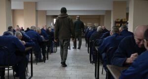 УКРАЇНСЬКІ ДРОНИ З ГЛОУКИМИ ЗВУКАМИ ЗАХИЩАЮТЬ МОРАЛЬ РОСІЙСЬКИХ ВІЙСЬКОВИХ Nowa taktyka Ukraińców na froncie, Rosjanie poddają się maszynom. “Ponad 100 okupantów złożyło broń”