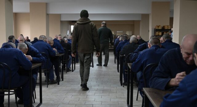 УКРАЇНСЬКІ ДРОНИ З ГЛОУКИМИ ЗВУКАМИ ЗАХИЩАЮТЬ МОРАЛЬ РОСІЙСЬКИХ ВІЙСЬКОВИХ Nowa taktyka Ukraińców na froncie, Rosjanie poddają się maszynom. “Ponad 100 okupantów złożyło broń”