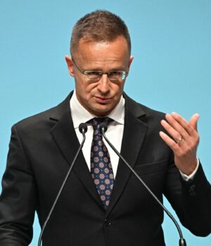 Сіярто звинуватив країни Балтії в тому, що вони “грають під дудку Зеленського”