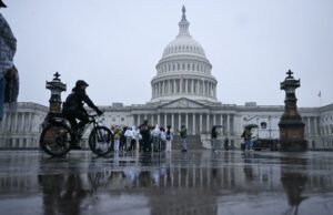 Смерть Алі Хаменеї: Іран на порозі змін у керівництві та можливих заворушень Уряд-США-захищає-тимчасове-послаблення-санкцій-щодо-нафти-РФ-на-тлі-критики-у-Конгресі