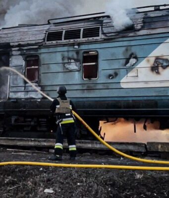 Ворожий безпілотник вдарив по пасажирському потягу в Сумській області Дрон РФ атакував пасажирський поїзд на Сумщині: “Укрзалізниця” змінює розклад