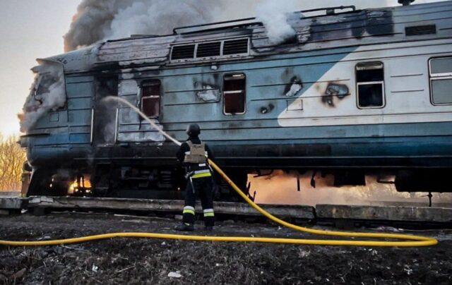 Ворожий безпілотник вдарив по пасажирському потягу в Сумській області Дрон РФ атакував пасажирський поїзд на Сумщині: “Укрзалізниця” змінює розклад