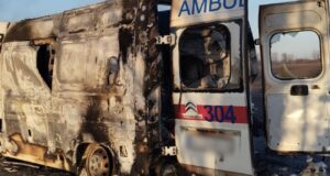 Російські війська вдарили по автомобілю швидкої допомоги в Харківській області: двоє медиків загинули Загинули медики, є поранений: росіяни прицільно вдарили по “швидкій” на Харківщині