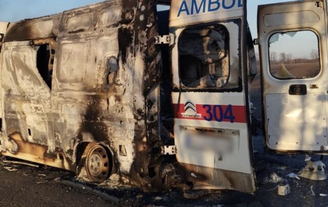 Російські війська вдарили по автомобілю швидкої допомоги в Харківській області: двоє медиків загинули Загинули медики, є поранений: росіяни прицільно вдарили по “швидкій” на Харківщині